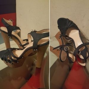 Jessica Simpson  heel-pump shoes.